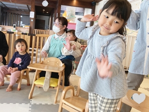 体を大きく動かし踊る子ども