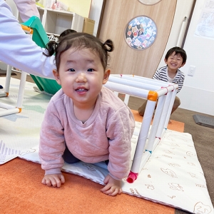 室内のジャングルジムで遊ぶ子どもたち