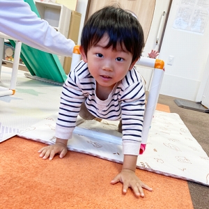 室内のジャングルジムで遊ぶ子ども