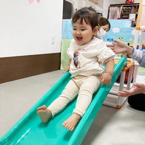 室内滑り台を滑る子ども