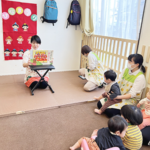 おひなさまの紙芝居を楽しむ子どもたち