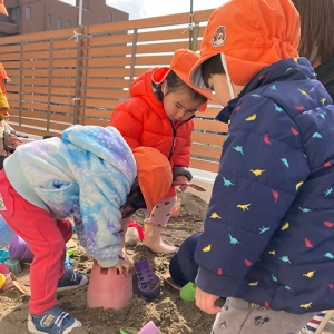 砂場遊びをする子どもたち