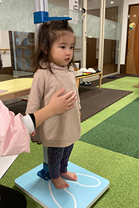 身長測定をする子ども