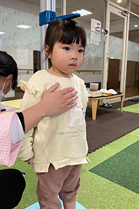 身長測定をする子ども