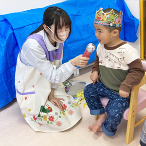 お誕生日会インタビューの様子