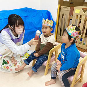 お誕生日会インタビューの様子