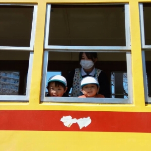 飛鳥山公園で都電車両に乗る子どもたち
