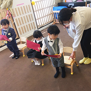 先生から卒園証書とメダルを受け取る子どもたち