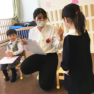 先生から卒園証書を受け取る子ども