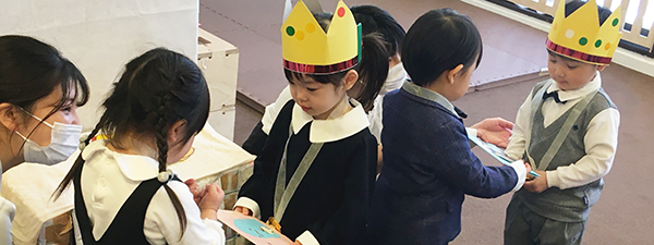 お友だちからお誕生日カードを受け取る子ども