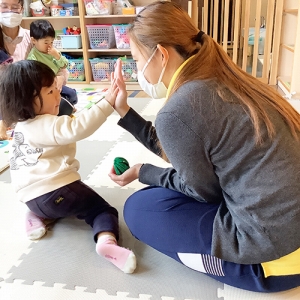 正解して先生とハイタッチする子ども