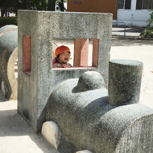 公園の汽車で遊ぶ子ども