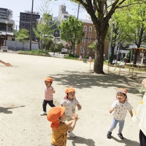 シャボン玉をつかまえようとする子どもたち