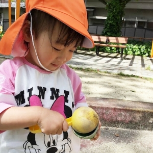 砂場で遊ぶ子ども