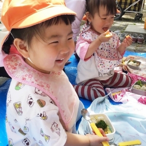 笑顔でお弁当を食べる子どもたち