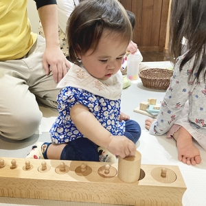 夢中で穴に入れる子ども