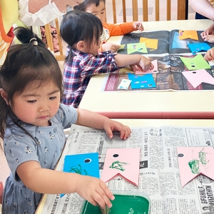 真剣な表情で鯉のぼりを作る子どもたち