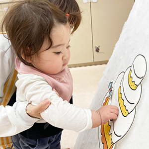 誕生日ケーキに飾り付けする子ども