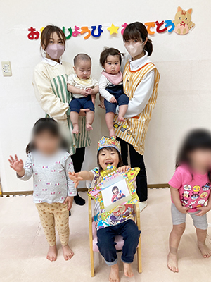誕生日会を終えてみんなで記念撮影