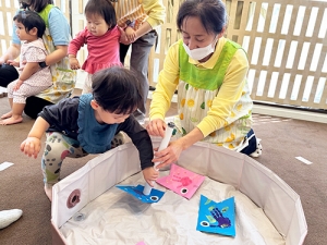 夢中で鯉のぼり釣りをする子ども