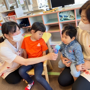 誕生日会でインタビューを受ける子ども