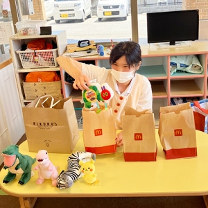 誕生日会でサプライズの出し物を披露する保育士