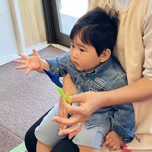 保育士による出し物に見入る子ども