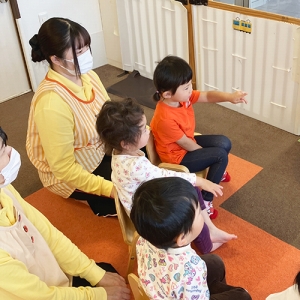 保育士による出し物に見入る子どもたち