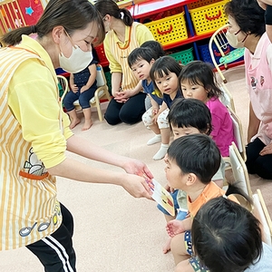 誕生日ケーキを食べる真似をして楽しむ子どもたち