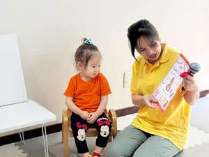 誕生日カードを見て嬉しそうな表情を浮かべる子ども