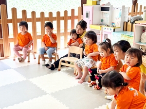 パネルシアターを夢中に見る子どもたち