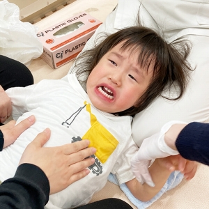 歯科検診を前に不安な表情を見せる子ども