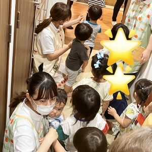 並んで部屋に戻る子どもたち