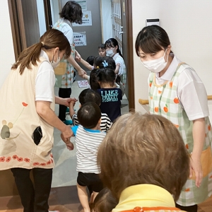 保育士に誘導されて静かに避難する子どもたち