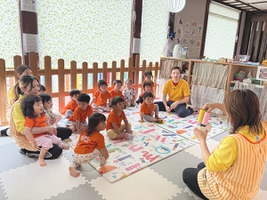 父の日の制作の説明を真剣に聞く子どもたち