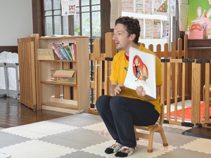 絵本の読み聞かせをするクリモ先生