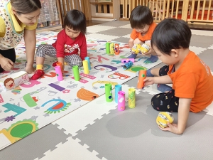 制作したおもちゃで遊ぶ子どもたち