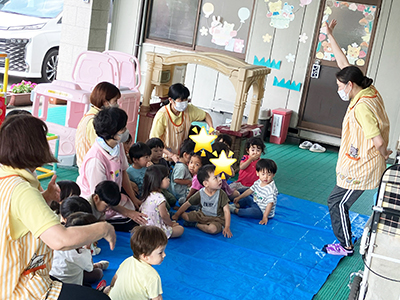 避難場所に集まる子どもたち