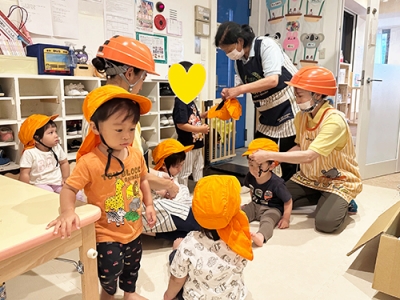 避難訓練で落ち着いて集合する園児たち