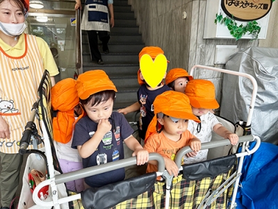 避難車に乗る園児たち