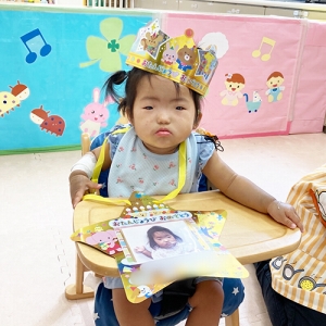 王冠を被るお誕生日の子