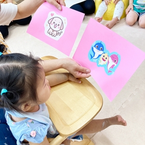 動物のイラストを見る子ども