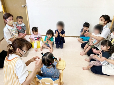 「ハッピーバースデー」の歌を歌う子どもたち