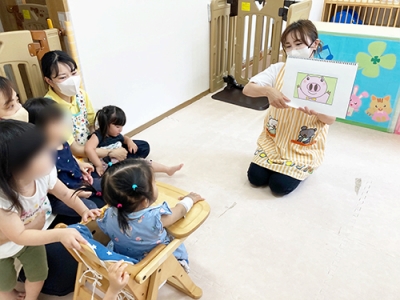 子どもたちにパネルシアターを披露する保育士