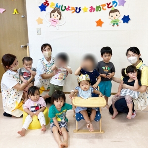 お誕生日会の記念撮影