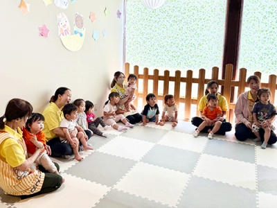 紙芝居のお話を聞く子どもたち