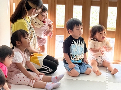 真剣に紙芝居を見る子どもたち