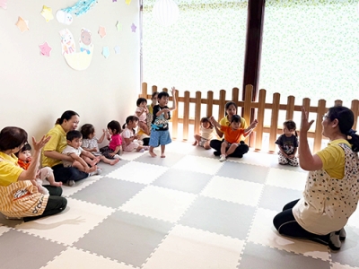 「たなばたさま」の歌をうたう子どもたちと保育士