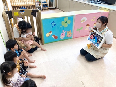 スケッチブックシアターで七夕のお話を聞く子どもたちの様子