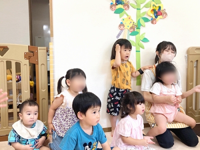 スケッチブックシアターで七夕のお話を聞く子どもたち